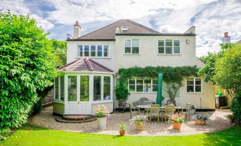 A red guardian roof.